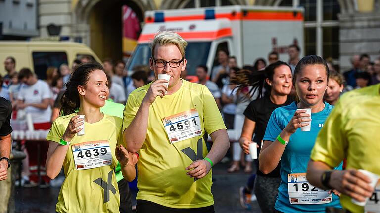 Firmenlauf: Hitze fordert Teilnehmer und Veranstalter       -  Viel Trinken ist bei Hitze angesagt, am besten schon einige Stunden vor dem Lauf. Hier Teilnehmer beim Firmenlauf 2016 am Vierröhrenbrunnen.