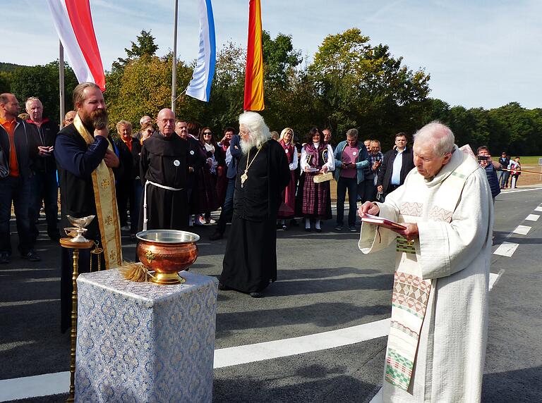 Die Segnung des neuen Straßenabschnittes der B 279 um Wegfurt wurde von Pfarrer Reinhold Kargl (rechts), den beiden Priestern der ortothoxen Gemeinde Bischofsheim, Alexander Schäfer und Fjodor Hölldobler, sowie Guardian Georg Antlinger vom Kloster Kreuzberg vorgenommen.