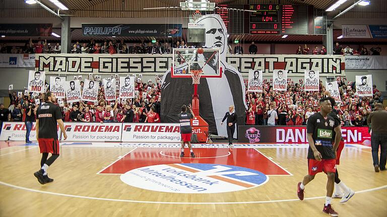 Choreografie der Gießener Fans zum Saisonabschluss und zum Abgang von Denis Wucherer 2017.