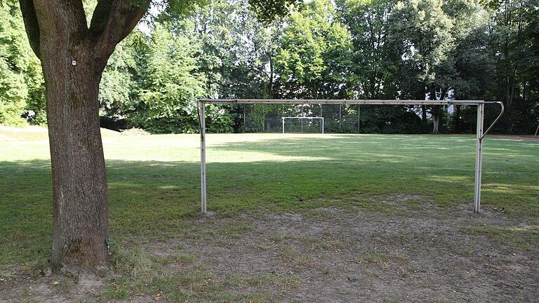 Der SC 1900 Schweinfurt wünscht sich, dass dieser Fußballplatz neben dem Parkplatz für das Vereinsheim und die Schiller-Schule am Gottesberg saniert wird. Die Grünen-Fraktion hat nun sogar beantragt, den ehemaligen Kunstrasenplatz als Rasenplatz&nbsp; neu zu bauen.