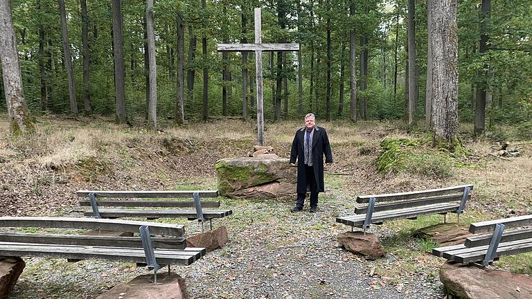 Dietholf Schröder im Waldfriedhof 'Trauberg' bei Esselbach.