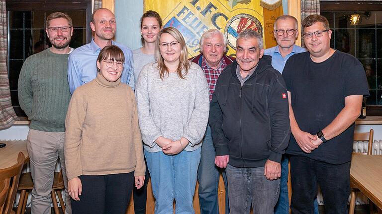 Das Foto zeigt (von hinten) Bürgermeister Klaus Köhler und die neue Vorstandschaft des 1. FC Feuerbach, Thomas Appoldt, Katrin Weiler, Martin Klein, Willi Beyer; (vorne) Laura Oppmann, Angelika Schmidt, Thomas Geitz und Ralf Höfer. Das Foto zeigt (von hinten) Bürgermeister Klaus Köhler und die neue Vorstandschaft des 1. FC Feuerbach, Thomas Appoldt, Katrin Weiler, Martin Klein, Willi Beyer; (vorne) Laura Oppmann, Angelika Schmidt, Thomas Geitz und Ralf Höfer.