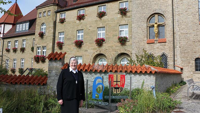 Schwester Agnella Kestler vor dem Antonia-Werr-Zentrum in St. Ludwig bei Wipfeld am Main. Seit 1968 lebte und arbeitete sie in der heilpädagogisch-therapeutischen Einrichtung der Jugendhilfe für Mädchen und junge Frauen.