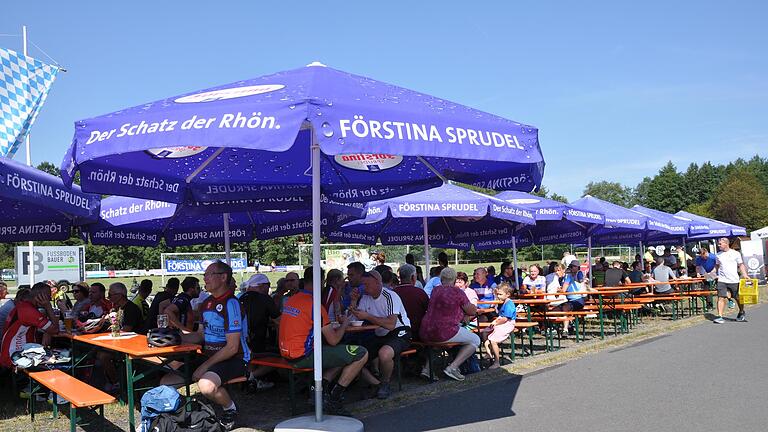 Ruhepause im Schatten auf dem Sportplatz der DJK Kothen bei der größten Radsport-Breitensport-Veranstaltung, dem Hessisch-Bayerischen Rad-Vierer. - Ruhepause im Schatten auf dem Sportplatz der DJK Kothen bei der größten Radsport-Breitensport-Veranstaltung, dem Hessisch-Bayerischen Rad-Vierer. Ruhepause im Schatten auf dem Sportplatz der DJK Kothen bei der größten Radsport-Breitensport-Veranstaltung, dem Hessisch-Bayerischen Rad-Vierer. - Ruhepause im Schatten auf dem Sportplatz der DJK Kothen bei der größten Radsport-Breitensport-Veranstaltung, dem Hessisch-Bayerischen Rad-Vierer.