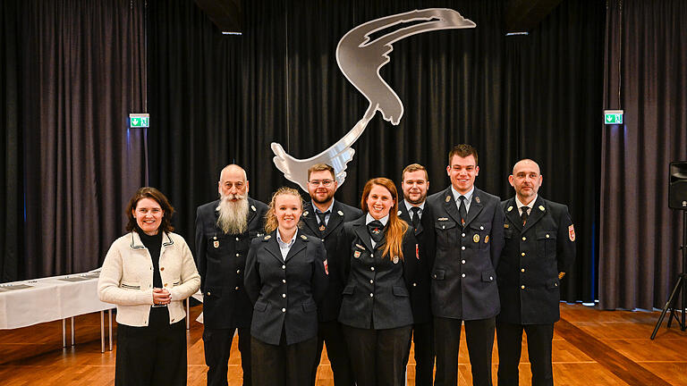 Anerkennung für die Hochwassereinsätze 2024: Viele Feuerwehr-Helfer aus Main-Spessart bekommen Fluthelfer-Nadel im historischen Rathaus von Karlstadt von Landrätin Sabine Sittler.