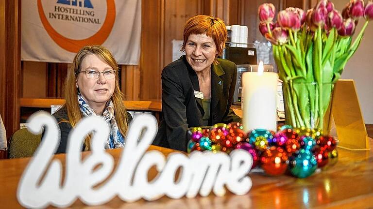 Ein Prototyp der neuen Herbergen       -  Willkommen! Jugendherbergschefin Jutta Summer (rechts) und ihre Mitarbeiterin Katharina Karl an der Rezeption.