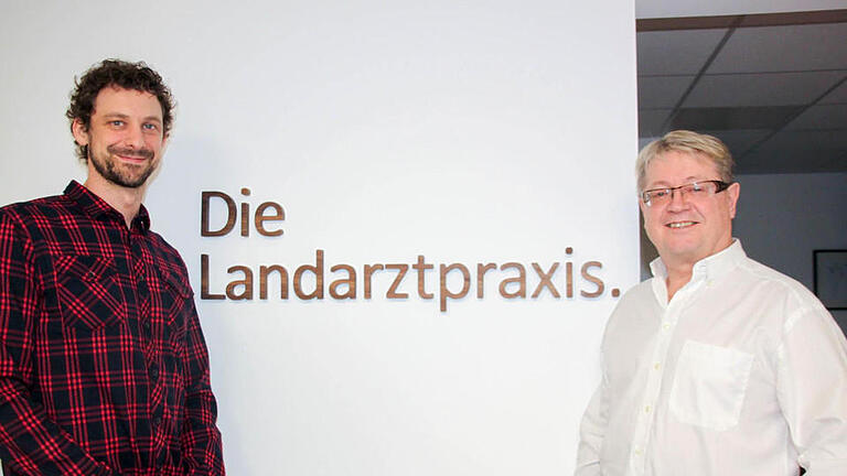 Der 36-jährige Dr. Joachim Hepp ist dann der jüngste selbstständige Hausarzt im Landkreis, (rechts) Dr. Albin Friedrich.