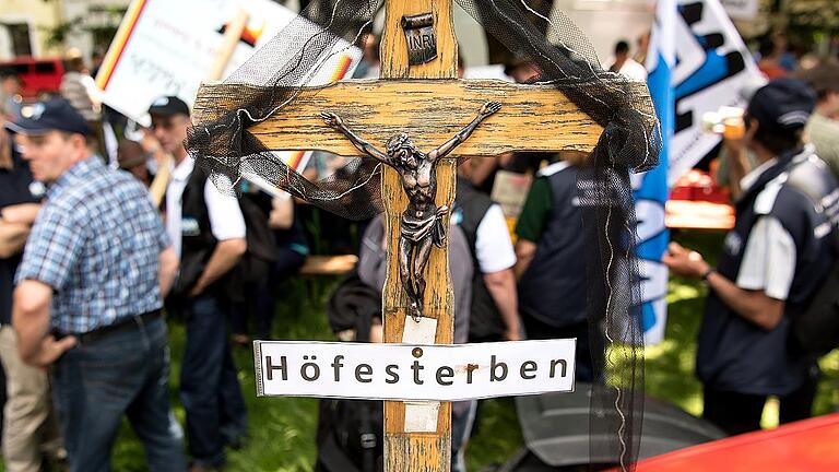 Agrarbericht 2016 Bayern       -  Demonstration von bayerischen Landwirten gegen das Höfesterben.