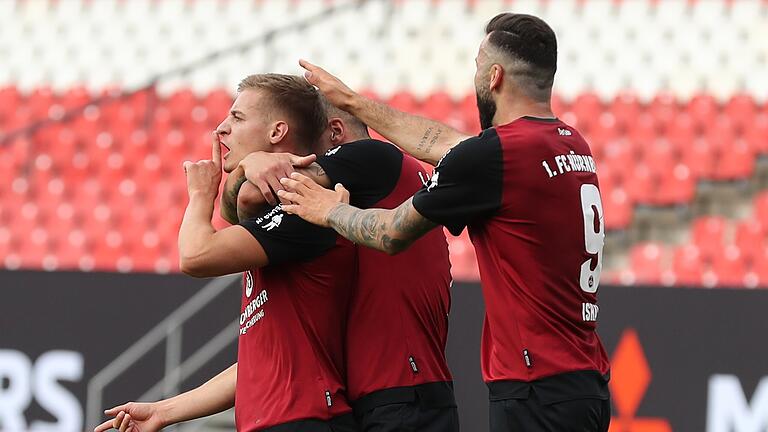 Freude nach dem 2:0: Doppeltorschütze Fabian Nürnberger, Adam Zrelak und Mikael Ishak (von links).