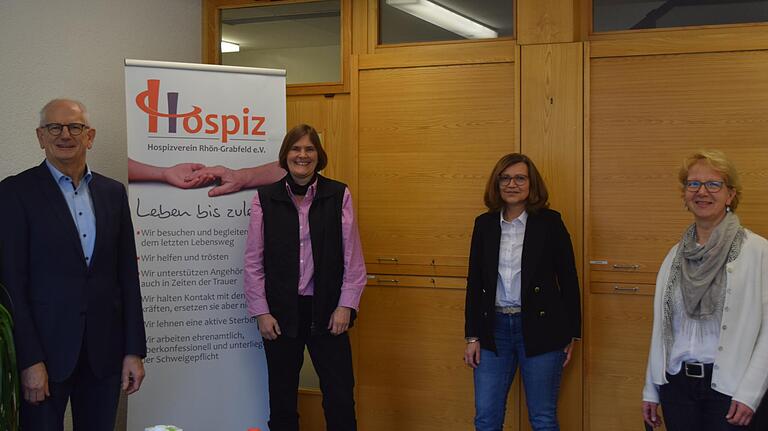 Silvia Rösing (Zweite von links) verstärkt das Team der Hauptamtlichen im Hospizverein Rhön-Grabfeld. Vorgestellt wurde sie von Richard Knaier (Vorsitzender), Koordinatorin Heike Sahin und Astrid Maul (rechts, zweite Vorsitzende).