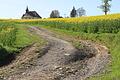 Der ausgeschwemmte Flurweg am Brachberg mit Blick auf die Sulzthaler Kreuzkapelle. Der Einbau der „Homburger Kante“ soll hier Abhilfe schaffen.       -  Der ausgeschwemmte Flurweg am Brachberg mit Blick auf die Sulzthaler Kreuzkapelle. Der Einbau der „Homburger Kante“ soll hier Abhilfe schaffen.