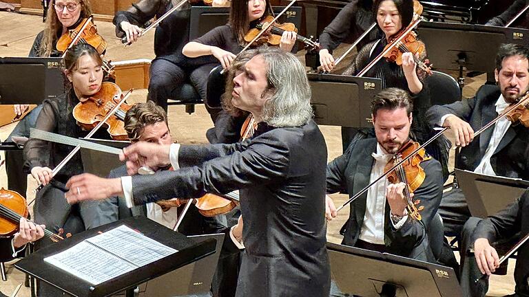 Dirigent Vladimir Jurowski reichen nur wenige Gesten. - Dirigent Vladimir Jurowski reichen nur wenige Gesten. Dirigent Vladimir Jurowski reichen nur wenige Gesten. - Dirigent Vladimir Jurowski reichen nur wenige Gesten.