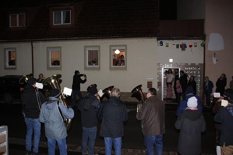 Zu Ehren der ältesten Bürgerin des Ortes zogen die Himmelstadter Dorfmusikanten vor das Elternhaus von Lilly Schäfer und gaben ein Standkonzert.