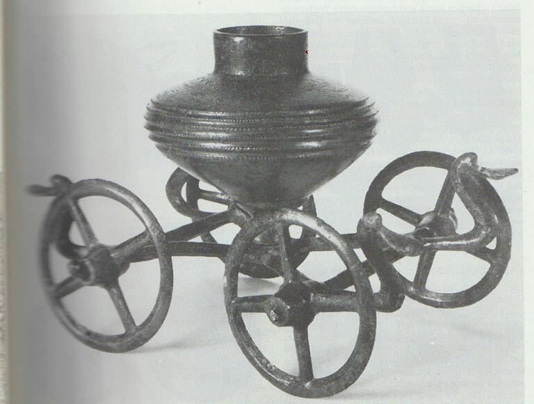 Der Acholshäuser Bronzekultwagen ist eines der
wertvollsten Fundstücke die im Würzburger Museum für
Franken ausgestellt sind. Der Acholshäuser Bronzekultwagen ist eines der
wertvollsten Fundstücke die im Würzburger Museum für
Franken ausgestellt sind.