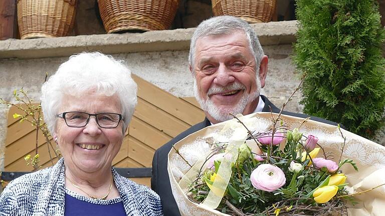 Glückwunsch! Gertrud Reiß wird 80       -  Gertrud Reiß feierte am Freitag im  Kreis ihrer Familie und vieler Freunde ihr 80. Wiegenfest. Die Jubilarin wurde am 17. März 1937 als Gertrud Siebert geboren und wuchs mit ihren drei Geschwistern in Obernbreit auf. Vater Leonhard ist seit 1942 in Stalingrad vermisst. Nach der Volksschule arbeitete Gertrud Reiß zunächst in der Hauswirtschaft und trat später mit 21 Jahren als Totenfrau für 42 Jahre bis zum Ruhestand in die Fußstapfen ihrer Mutter als Bestattungshilfe. 1956 heiratete sie Ehemann Richard. Neben Bürgermeister Bernhard Brückner (rechts) gratulierten ihr ihre zwei Kinder und drei Enkel. Gertrud Reiß ist neben Uschi Demel als eine der Obernbreiter  Symbolfiguren &bdquo;Hucklkätz&ldquo; bekannt, die 2002 nach dem Verkauf des Schwarzenberger Amtshauses nach Bad Windsheim geschaffen wurden. Seit dem Ruhestand hilft die Jubilarin überall mit: bei der Feuerwehr, wo sie Ehrenmitglied ist, beim Binden des Osterbrunnens, beim Kirchweihumzug und beim Frauenfasching mit Talent zur Volksschauspielerin. Als eine der Symbolfiguren vertritt sie ihre Heimatgemeinde, zuletzt beim Kreisheimattag 2016.  Sie hält damit eine Tradition am Leben. Denn früher waren die Frauen der Marktgemeinde mit ihren geschulterten Weidenkörben (Hucklkätz) in der Flur zum Sammeln unterwegs. Gertrud Reiß und ihre Kollegin Uschi Demel sind als Hucklkätz vor dem Obernbreiter Rathaus lebensgroß in Bronze verewigt, mit &ndash; wie die Jubilarin betont &ndash; rein zufälliger Ähnlichkeit. Beim Empfang freute sich die Jubilarin darauf, dass jemand das Lied der Hucklkätz als Obernbreiter Hymne anstimmen wird. Foto: Gerhard Bauer