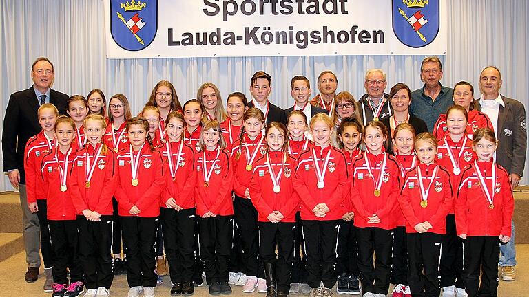 Erneut fanden sich viele Gäste zur Sportlerehrung der Stadt Lauda-Königshofen im Martin-Schleyer-Gymnasium ein; hier die mit Gold dekorierten Aktiven mit Bürgermeister Thomas Maertens (links) sowie den Moderatoren Matthias Götzelmann (rechts) und Hartmut Schwartz (daneben). Erneut fanden sich viele Gäste zur Sportlerehrung der Stadt Lauda-Königshofen im Martin-Schleyer-Gymnasium ein; hier die mit Gold dekorierten Aktiven mit Bürgermeister Thomas Maertens (links) sowie den Moderatoren Matthias Götzelmann (rechts) und Hartmut Schwartz (daneben).