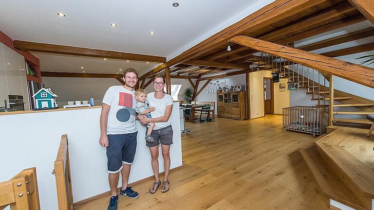 Offen und großzügig ist die Dachwohnung, die sich Johannes und Theresa Pfister, hier mit Söhnchen Oskar, in die alte Sandsteinscheune bauten.