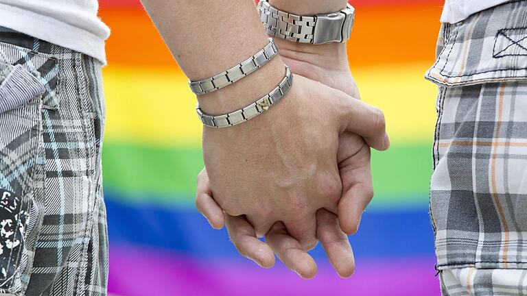 Zwei Männer halten sich an den Händen (Symbolfoto). Die katholische Kirche verweigert&nbsp;homosexuellen Paaren den kirchlichen Segen.&nbsp;&nbsp;