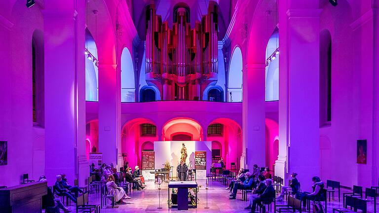 Zahlreiche Menschen besuchten am Samstag die 'Nacht der offenen Kirchen' in Würzburg. Hier die Augustinerkirche mit dem Programmpunkt 'Angekommen – Angenommen'.