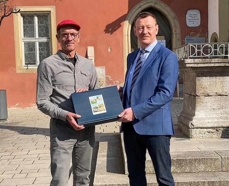 Werner Binnen von der Bürgerinitiative 'Erhaltet den Dümmersberg' (links) übergab mehr als 1400 Unterschriften für das Bürgerbegehren an Bürgermeister Peter Juks.