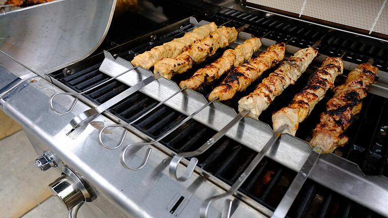 Statt eine teure Halterung oder einen Schaschlik- oder Mangalgrill zu benutzen, fixiert Viktor Krause die Schaschlikspieße mithilfe günstiger Blechschienen auf seinem Gasgrill.