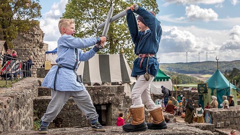 Einmal wie ein echter Ritter fühlen durften sich viele Jungen und Mädchen, die mit ihren Eltern zum Burgfest gekommen waren.