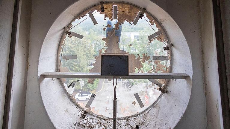 'Hinter' der Uhr der Ochsenkathedrale: Blick vom Dachboden des Gebäudes aus hinaus ins Freie.