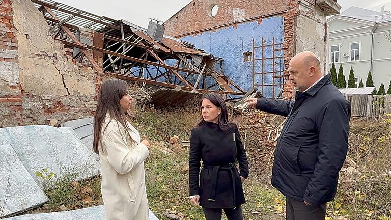 Ukraine-Krieg - Baerbock in der Ukraine       -  In Jahidne besuchte Baerbock die Gedenkstätte an die Opfer der russischen Gräueltaten in dem Dorf nordöstlich der Hauptstadt Kiew.