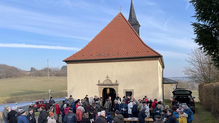 Nach der Andacht gab es ein Beisammensein der rund 100 Gläubigen vor der Sulzthaler Kreuzkapelle. - Nach der Andacht gab es ein Beisammensein der rund 100 Gläubigen vor der Sulzthaler Kreuzkapelle. Nach der Andacht gab es ein Beisammensein der rund 100 Gläubigen vor der Sulzthaler Kreuzkapelle. - Nach der Andacht gab es ein Beisammensein der rund 100 Gläubigen vor der Sulzthaler Kreuzkapelle.