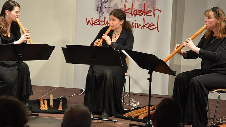 Wechterswinkel Trio Viaggio2       -  Zauberhafte Flötenklänge: Das Trio Viaggio im Festsaal des Klosters Wechterswinkel.FOTO: Stefan Kritzer