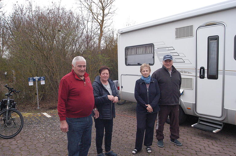 Sie lassen sich nicht aus der Ruhe bringen, die treuen Bottroper Königshofen-Besucher auf dem Stellplatz: (von links) Günter Krist und seine Frau Teresia sowie Anna und Franz Drechsler. Sie lassen sich nicht aus der Ruhe bringen, die treuen Bottroper Königshofen-Besucher auf dem Stellplatz: (von links) Günter Krist und seine Frau Teresia sowie Anna und Franz Drechsler.