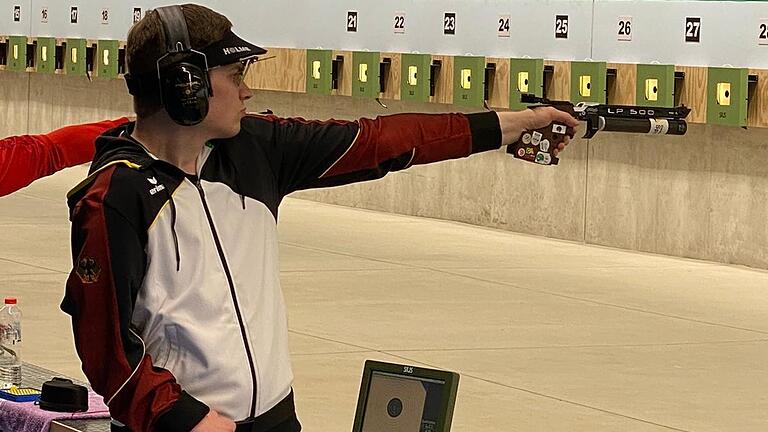 Der Rimparer Tobias Meyer hat beim Weltcup im peruanischen Lima die Silbermedaille gewonnen und sich einen Startplatz für die Paralympischen Spiele in Tokio gesichert. Der Rimparer Tobias Meyer hat beim Weltcup im peruanischen Lima die Silbermedaille gewonnen und sich einen Startplatz für die Paralympischen Spiele in Tokio gesichert.