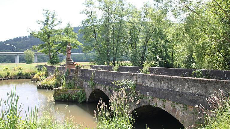 Die Sinnbrücke in Schaippach zeigt sich zur Zeit sehr grün. Die Sinnbrücke in Schaippach zeigt sich zur Zeit sehr grün.
