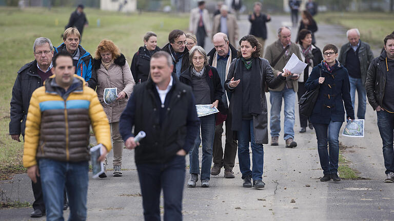 Rundgang Leighton Barracks       -  LGS-Geschäftsführer Klaus Heuberger führt die Stadträte durch die Leighton Barracks.