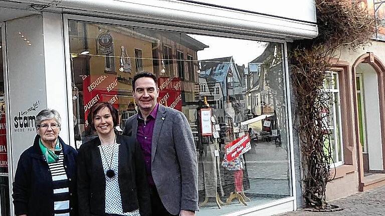 Inhaberwechsel: Jürgen und Anja Müller aus Zellingen übernehmen von Carola Stamm-Franz (links) das Modehaus Stamm sowie den Kinderladen Turm-Spatz.