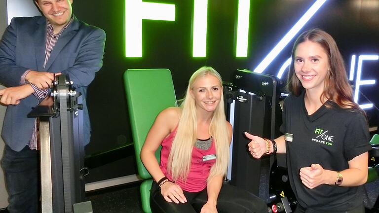 Fit/One ist am Start. Im Bild Juniorchef Boris Mühleck mit den Trainerinnen Mandy Brobeck (links) und Anna Reinhardt. Foto: Herbert Kriener Foto: Herbert Kriener Fit/One ist am Start. Im Bild Juniorchef Boris Mühleck mit den Trainerinnen Mandy Brobeck (links) und Anna Reinhardt. Foto: Herbert Kriener Foto: Herbert Kriener