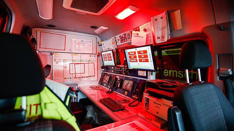 Zwei spezielle Einsatzleiterfahrzeuge dienen der Berufsfeuerwehr Würzburg als mobile Einsatzzentrale. Zwei spezielle Einsatzleiterfahrzeuge dienen der Berufsfeuerwehr Würzburg als mobile Einsatzzentrale.