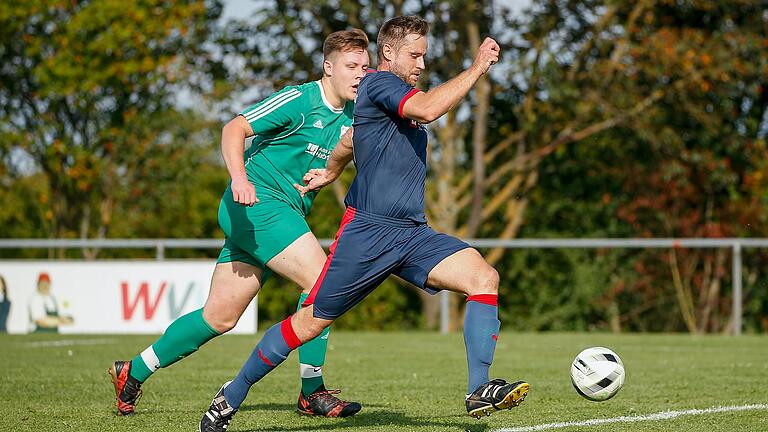 Lukas Cichon (rechts) entwischt auf dem Weg zum Tor seinem Gegenspieler. Der Hettstadter Spielertrainer erzielte in dieser Saison bereits 26 Tore und führt somit die Torjägerliste der Kreisklasse Würzburg 4 souverän an. Lukas Cichon (rechts) entwischt auf dem Weg zum Tor seinem Gegenspieler. Der Hettstadter Spielertrainer erzielte in dieser Saison bereits 26 Tore und führt somit die Torjägerliste der Kreisklasse Würzburg 4 souverän an.