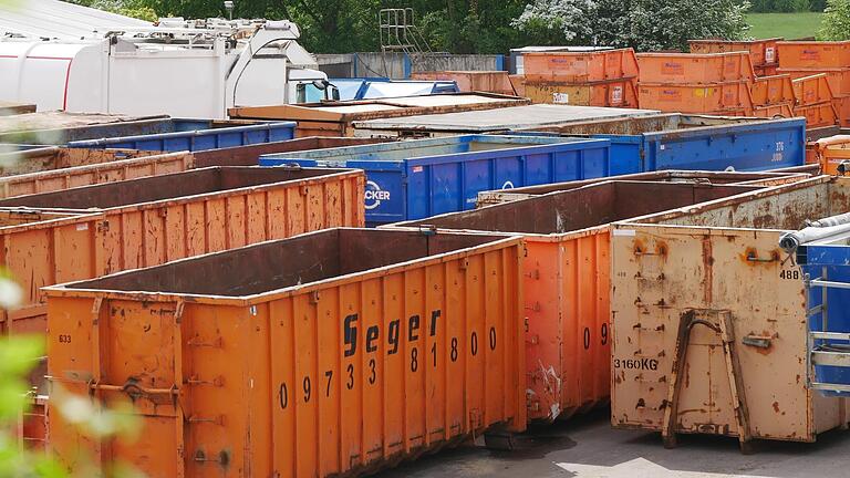 Noch stehen Seger-Container auf dem bisherigen Betriebsgelände in Münnerstadt. Doch das wird sich in absehbarer Zeit ändern.       -  Noch stehen Seger-Container auf dem bisherigen Betriebsgelände in Münnerstadt. Doch das wird sich in absehbarer Zeit ändern.