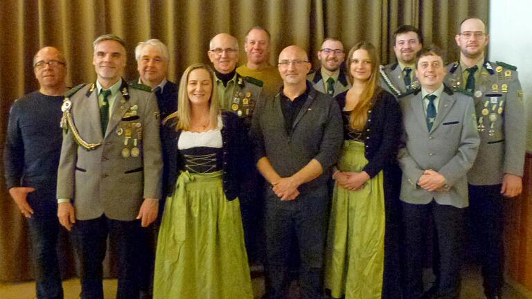 Bei ihrer Generalversammlung wählten die Schützenschwestern und Schützenbrüder des Schützenvereins Bischbrunns eine neue Vorstandschaft (von links): Jürgen Ziwek, Lothar Schwab, Georg Krebs, Jeanette Hommer-Schwab, Walter Rüppel, Horst Hau, Werner  Hirrlinger, Andreas Alt, Elisa Rüppel, Frederik Roth, Sebastian Pfers und Manuel Rüppel.