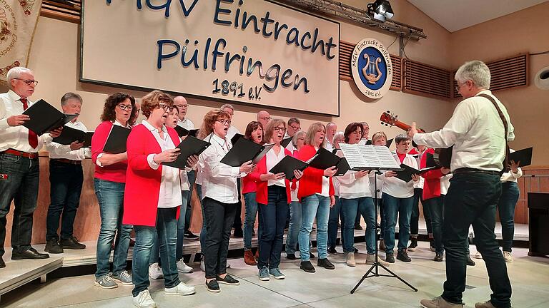 Haste Töne singt ein Konzert in Großrinderfeld.