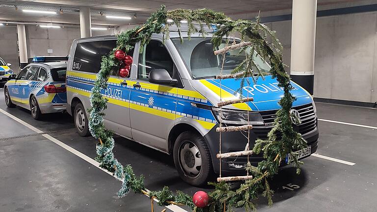 Die Polizei Würzburg sucht die Besitzer dieses zwei Meter hohen Adventskranzes. Die Polizei Würzburg sucht die Besitzer dieses zwei Meter hohen Adventskranzes.