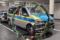 Die Polizei Würzburg sucht die Besitzer dieses zwei Meter hohen Adventskranzes.