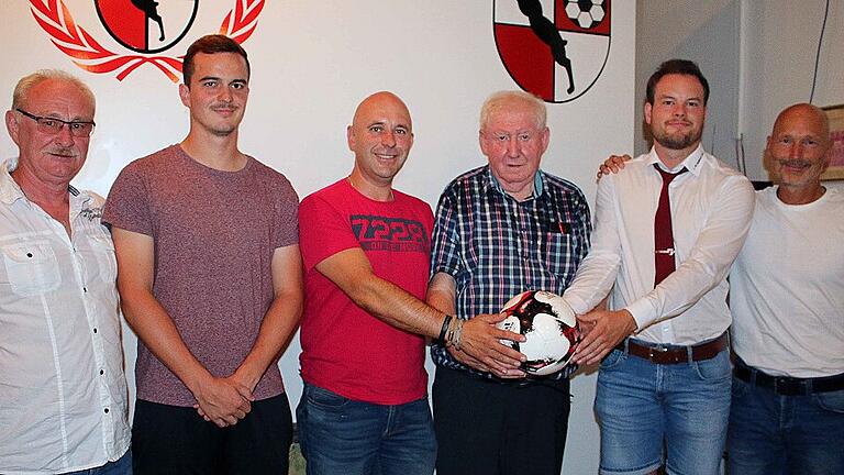 Manfred Stühler (4. von links) übergibt den Ball an die neue fünfköpfige Vorstandschaft (von links nach recht): Richard Koppitz, Tobias Polreich, Frank Pommer, Daniel Polreich und Markus Wlacil. Manfred Stühler (4. von links) übergibt den Ball an die neue fünfköpfige Vorstandschaft (von links nach recht): Richard Koppitz, Tobias Polreich, Frank Pommer, Daniel Polreich und Markus Wlacil.