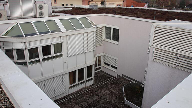 Blick vom Dach des Krankenhauses auf das Dach des Operationssaals. Nach dem Ausbau des OP entsteht dort ein mit einer Glaskuppel überdachtes Atrium in der Mitte des Gesundheitszentrums.