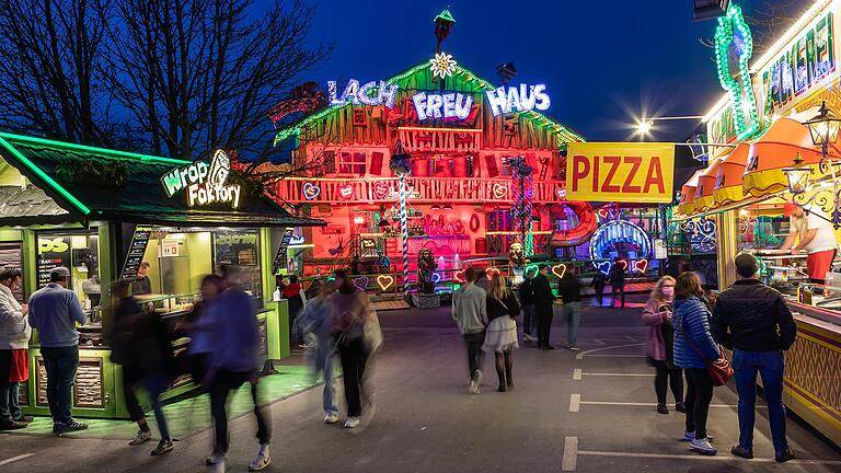Das 'Lach- und Freu-Haus' ist bekannt von der Münchner Wiesn. Vor allem für Familien mit Kindern gibt es hier viel zu entdecken. Das 'Lach- und Freu-Haus' ist bekannt von der Münchner Wiesn. Vor allem für Familien mit Kindern gibt es hier viel zu entdecken.