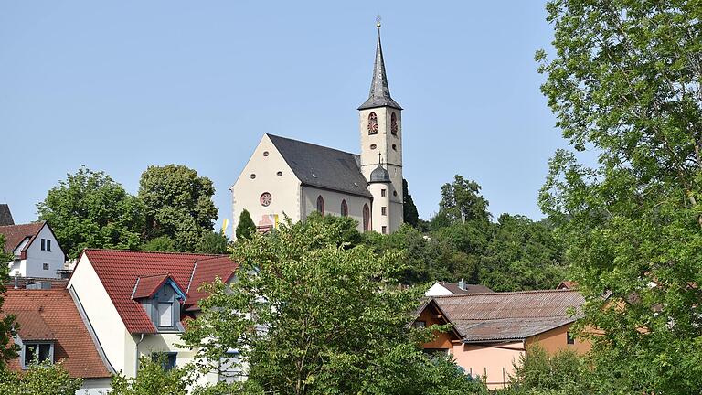 Hoch über Eußenheim thront die katholische Pfarrkirche.