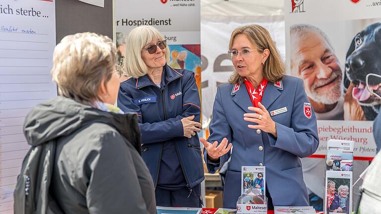 Würzburger Gesundheitstag       -  Zahlreiche Menschen besuchen am Samstag (04.05.24) den Gesundheitstag in der Würzburger Innenstadt. Um die 60 Institutionen aus dem Sozial- und Gesundheitsbereich stellen in der Innenstadt aus und laden die Besucher zum Mitmachen ein.