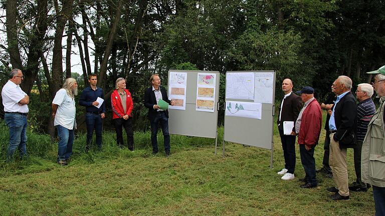 Bei einem Ortstermin am Ufer des Unkenbachs in Mönchstockheim stellte Johannes Krüger vom Amt für Ländliche Entwicklung Unterfranken (Fünfter von links) die ökologischen Verbesserungen durch eine vereinfachte Flurneuordnung vor.