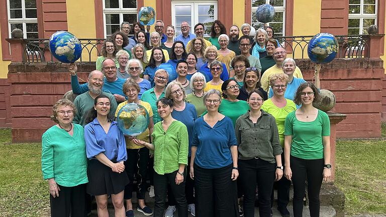Der Weltmusikchor Würzburg bietet ein breites Spektrum aus Liedern der Einen Welt. Der Weltmusikchor Würzburg bietet ein breites Spektrum aus Liedern der Einen Welt.